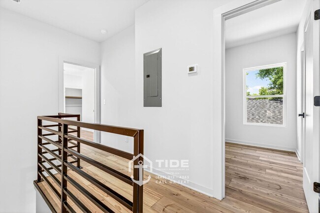 Building Photo - Move-In Ready Home Near Park Circle