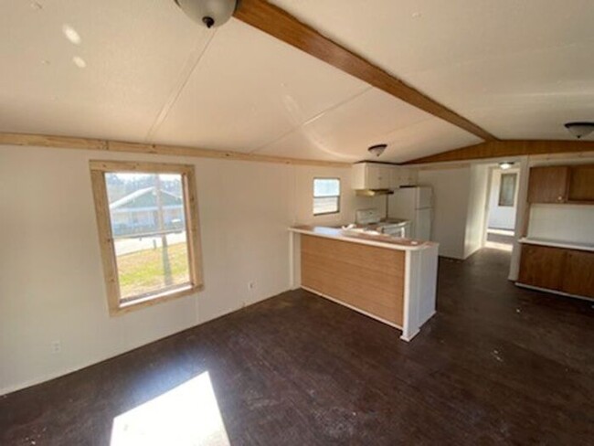 Building Photo - Newly renovated! Must see! SECTION 8 OK!