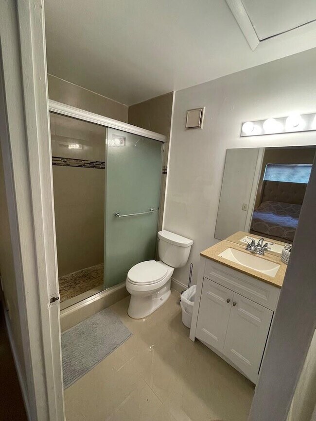 Building Photo - 9490 Palm Cir S