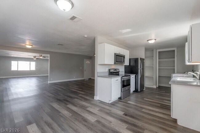 Building Photo - 1501 N Tonopah Dr