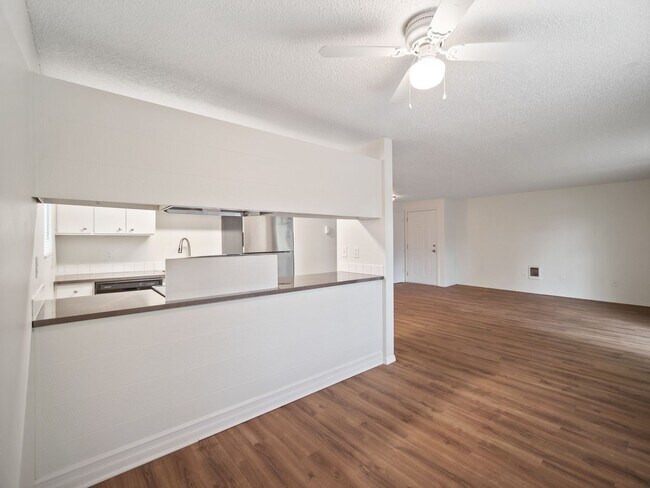 Building Photo - ONE BEDROOM IN DESIRABLE MILLWOOD NEIGHBOR...