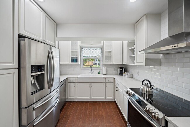 Building Photo - 722 SW 25th Pl
