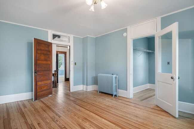 Building Photo - 4 to 5 bed / 2 Bath Just remodeled
