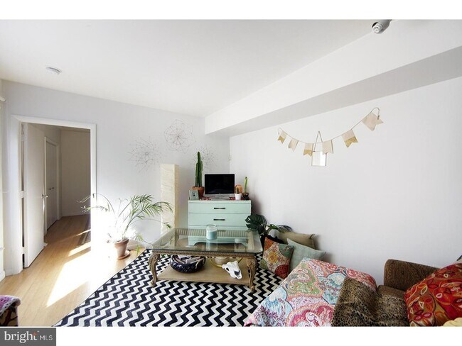 Building Photo - 447 Fairmount Ave