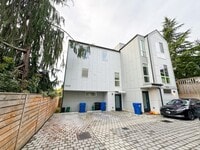 Building Photo - 3Bd/1.75Ba Seattle Townhouse