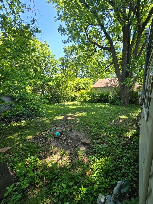 Building Photo - Great location 3 bed 1 bath with appliances!