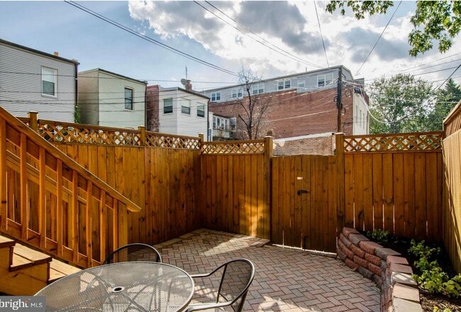 Building Photo - SPACIOUS 3 BED BROWNSTONE with PARKING, YARD and 2 DECKS!