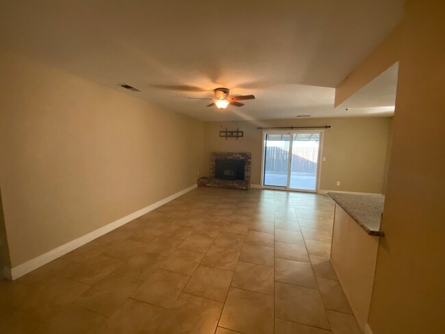 Building Photo - Charming home for rent in Visalia