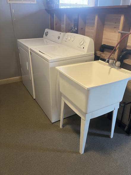 Shared Laundry Room - 901 N 14th St