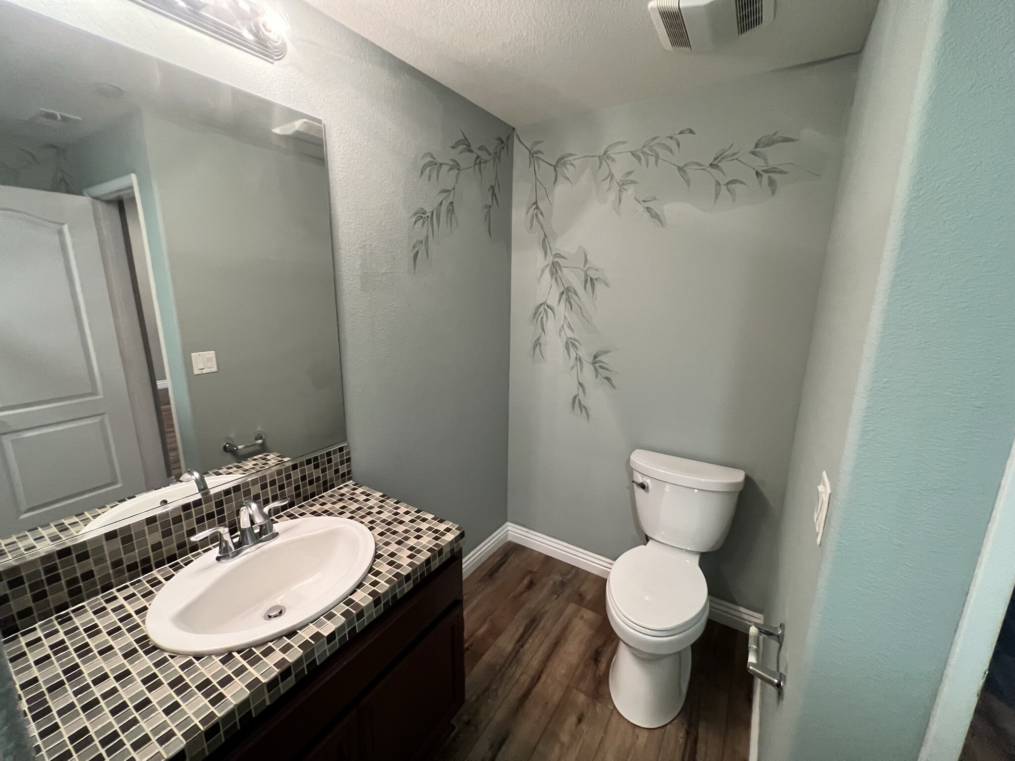 Main floor bathroom - 9931 Leavesly Trl