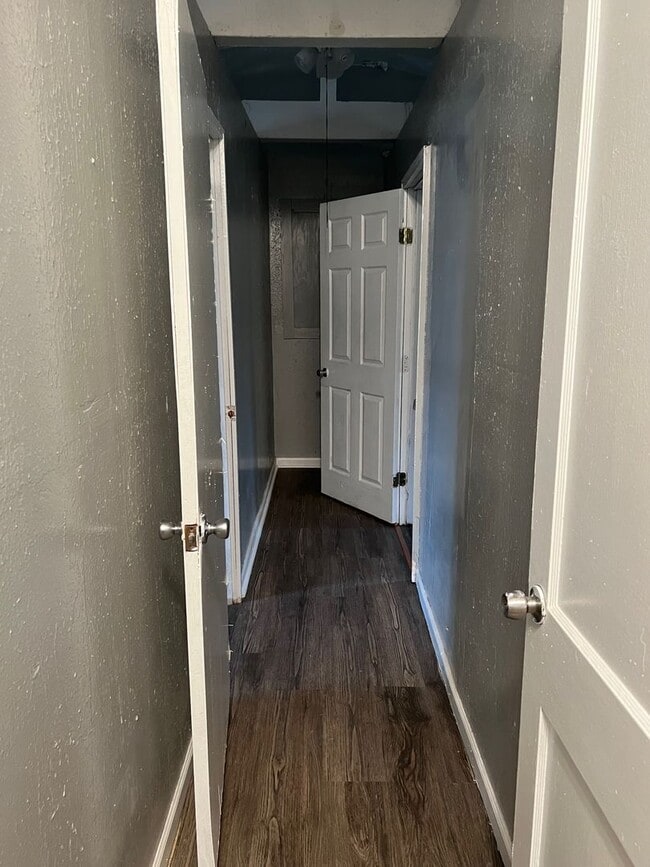 Building Photo - Large 4 Bedrooms 2 Bathrooms