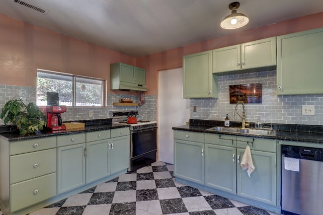 Building Photo - 2807 Willow Creek Rd
