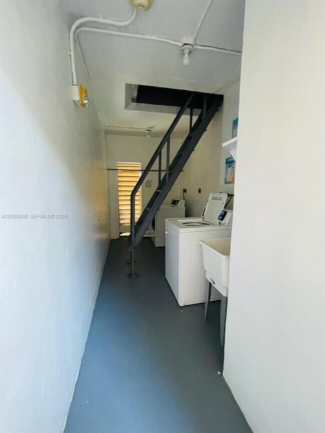 Building Photo - 9175 SW 77th Ave