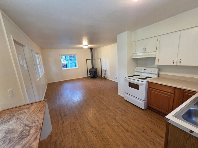 Building Photo - 2 Bed 1 Bath on Diamond Lake Secondary Lot