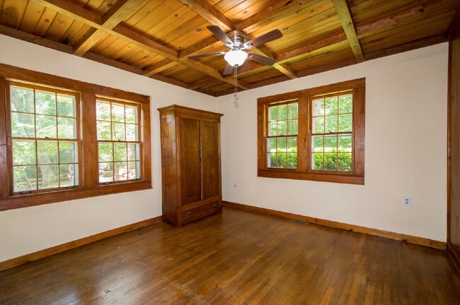 Building Photo - Laurel Park log home 3 bedroom 3 bathroom home.