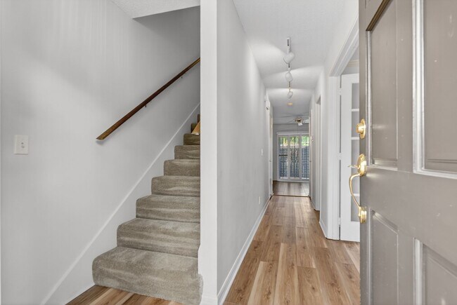 Building Photo - Spacious & Exciting Townhome style Condo