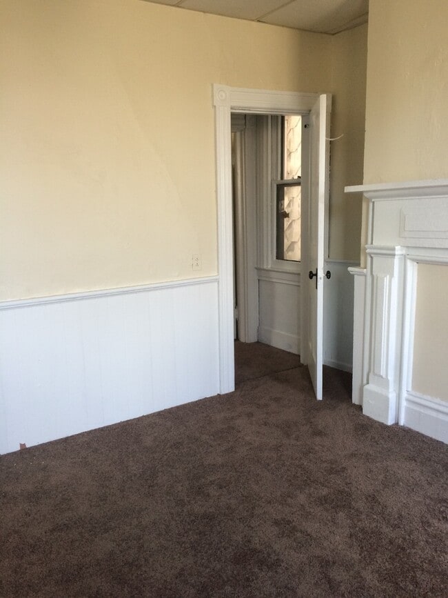 Building Photo - Large 2 Bedroom 1 Bath in MT Washington