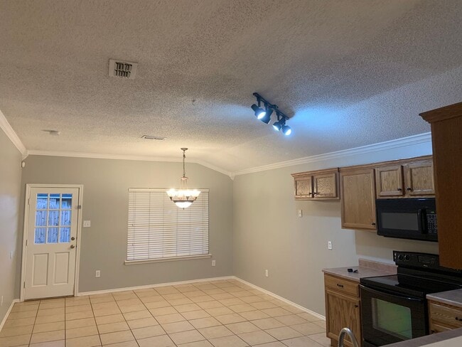 Building Photo - Fantastic House Available June 6th in Fren...