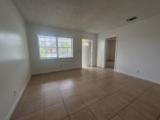 Building Photo - 1480 NW 19th Ct