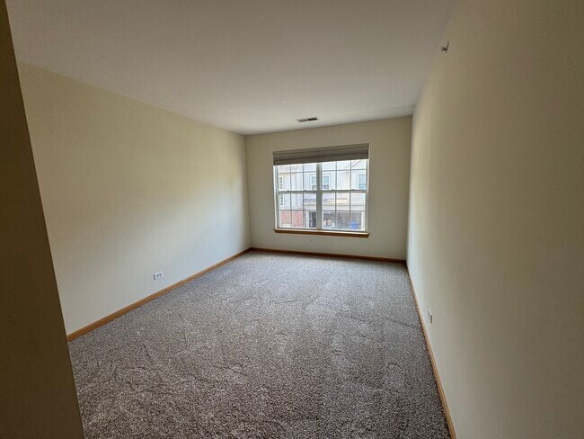 Building Photo - 2268 Vanderbilt Dr