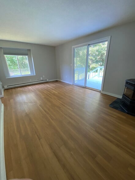 Large living room with pellet stove - 250 Union St