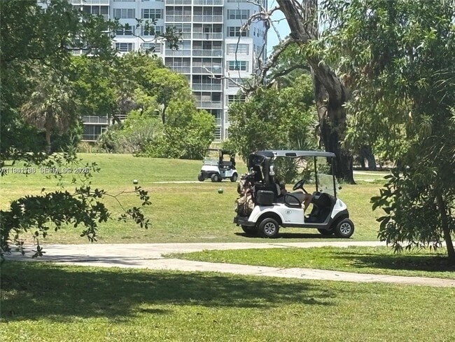 Building Photo - 3351 S Palm Aire Dr