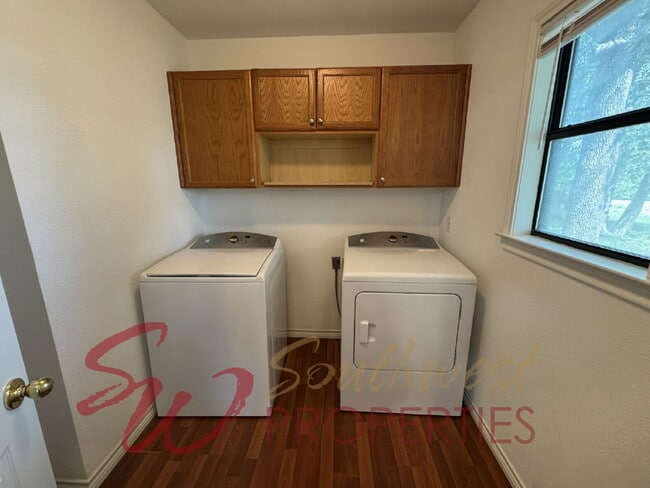 Building Photo - Outstanding 3 bedroom with extra bonus room and screened in porch!