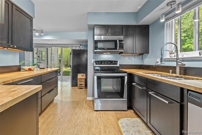 Building Photo - 1570 Streamwood Ct