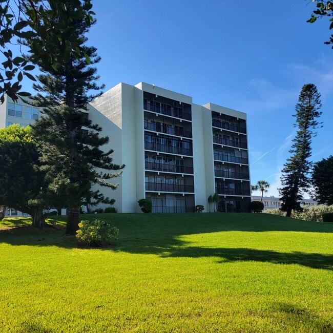 Building Photo - Seasonal/short term 2/2 condo rental with full water view on Longboat Key.