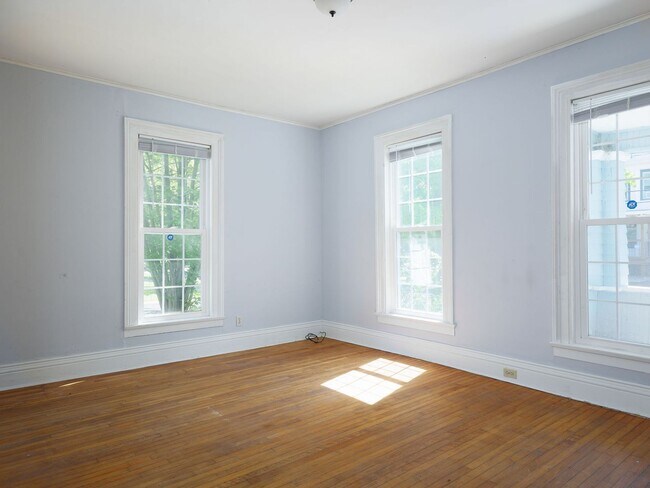 Building Photo - Charming and spacious 4-bedroom, 2 full bath home located in the City of Watertown.