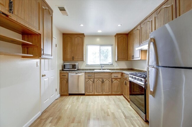 Building Photo - 1535 San Joaquin Ave