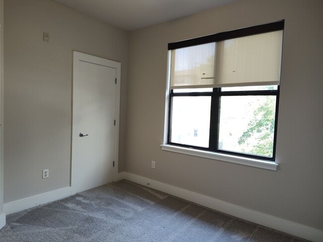 Building Photo - Modern townhome located in the M Complex c...