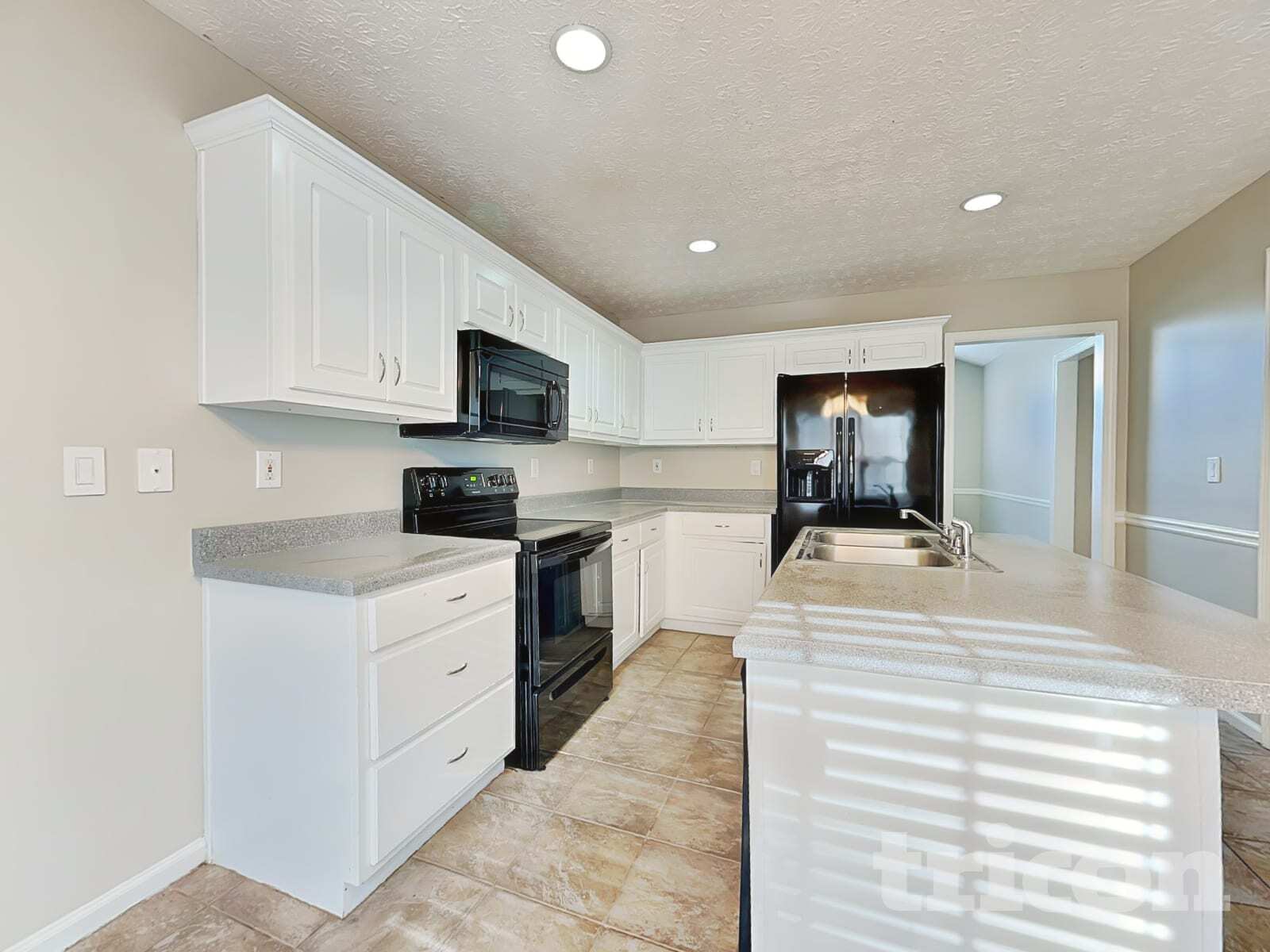 Building Photo - 2051 Meadowglen Ln