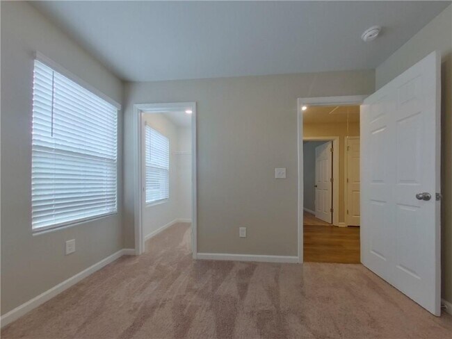 Building Photo - 2977 McKenzie Dr