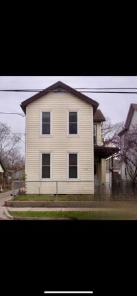 Building Photo - BEAUTIFUL NEWLY RENOVATED  3 BEDROOM HOUSE...