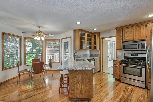 Building Photo - Beautiful cul-de-sac home, with fenced in yard