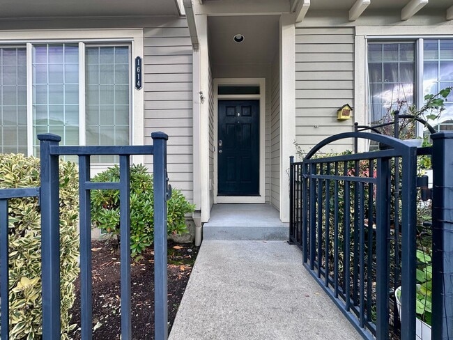 Building Photo - Modern Comfort Meets Convenience in Beaver...