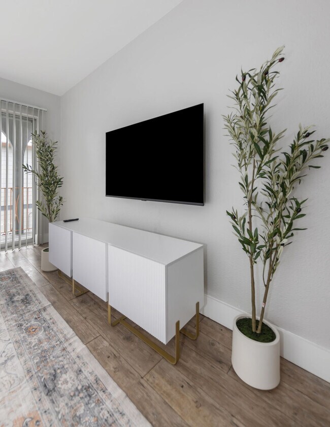 Building Photo - 4307 W Kennedy Blvd