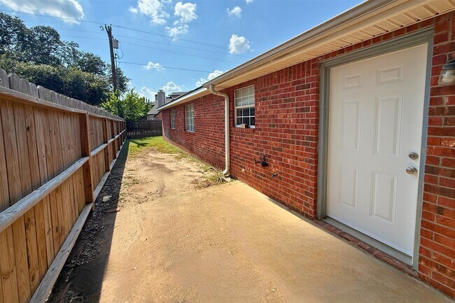 Building Photo - 2002 Legacy Ln