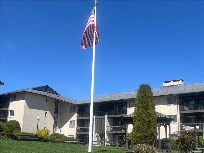 Building Photo - 400 Narragansett Pkwy