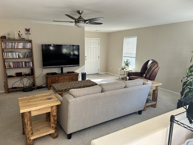 Building Photo - "Spacious & Stylish 3-Bed Townhouse in Eng...
