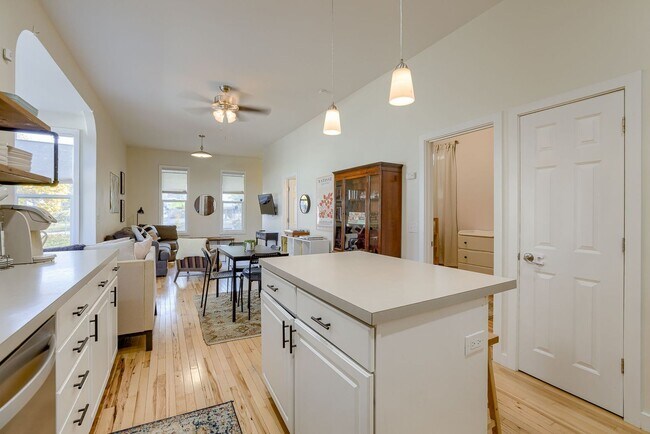 Building Photo - Charming 2 Bedroom Just Minutes from the Old Market!!