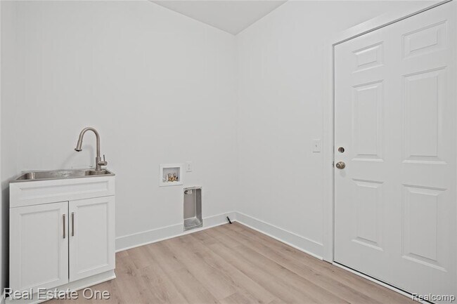 Building Photo - 7453 Village Ct