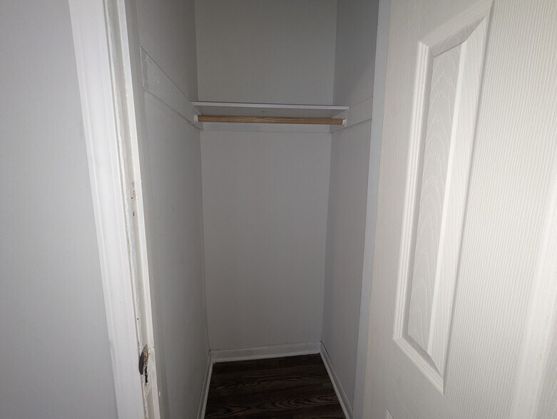 Building Photo - 1423 N Maplewood Ave