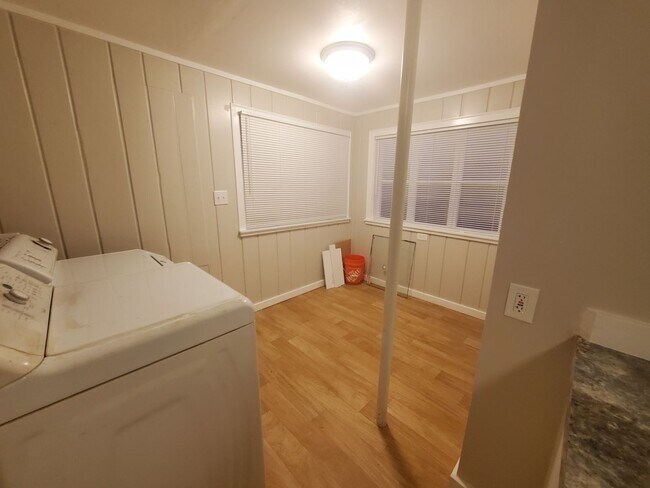 Building Photo - ** Charming 2 Story *Newly Renovated***