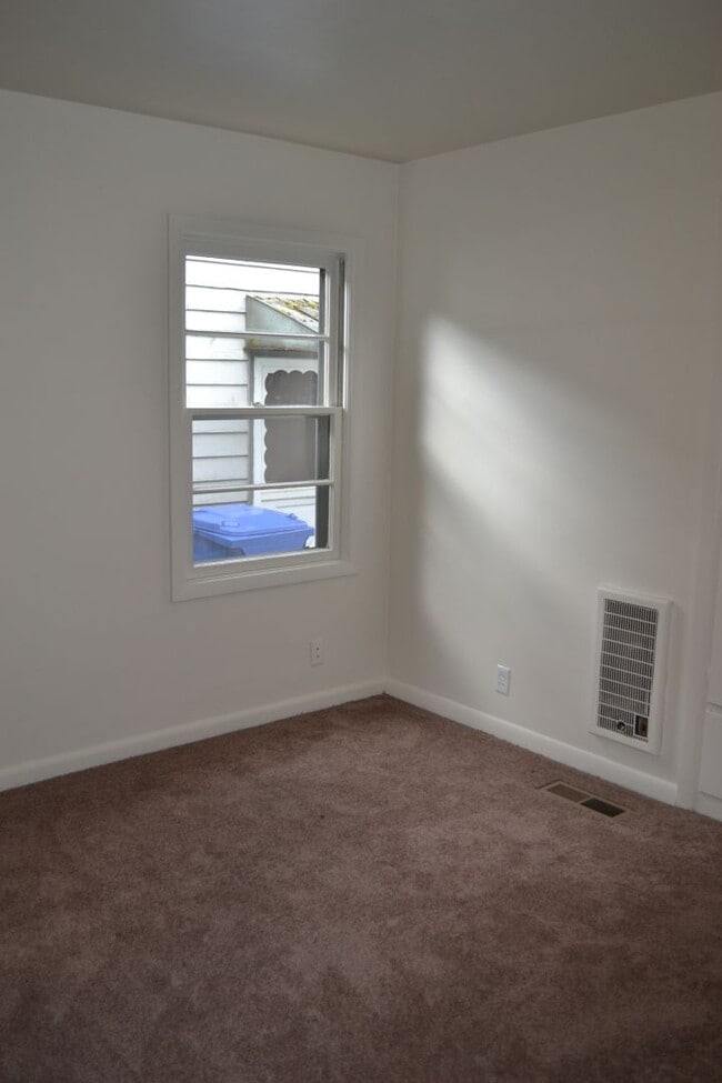 Building Photo - Quaint two-bedroom charmer in Northeast Salem