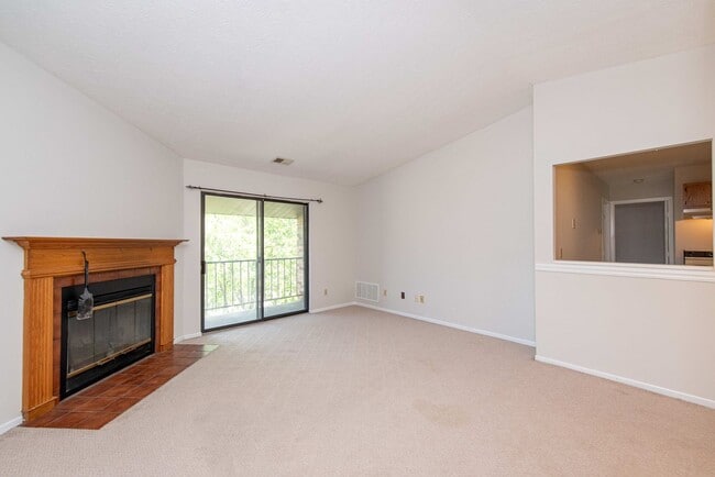 Building Photo - 2 Bedroom Condo Available
