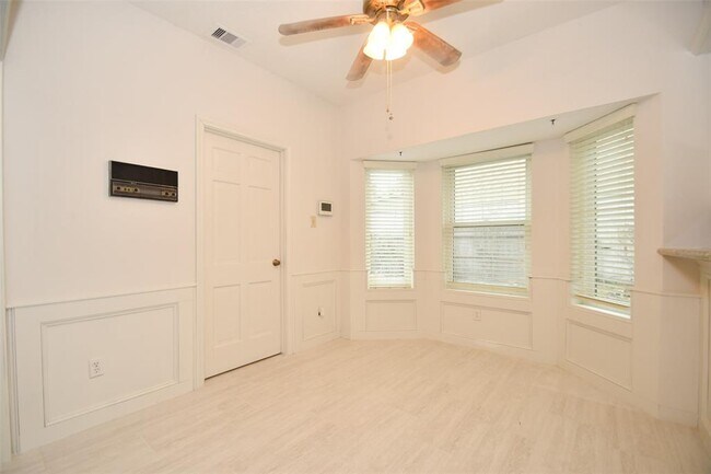 Building Photo - 7614 Club Lake Dr