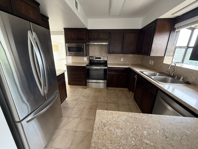 Building Photo - 3 bedroom house with amazing views