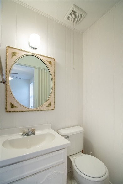 Building Photo - 710 Glenview Dr